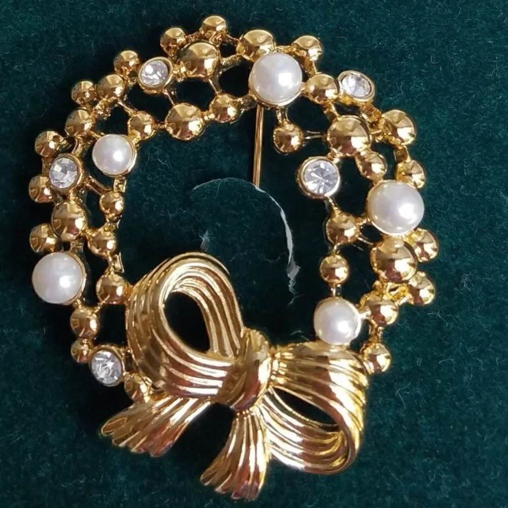 Mid Century Modern Vintage Christmas Wreath Faux Pearl Crystal Brooch Pin